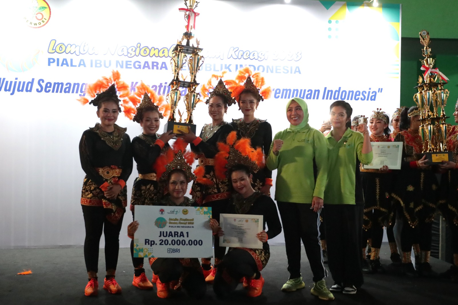 Ketua Umum Organisasi Aksi Solidaritas Era Kabinet Indonesia Maju (OASE KIM) Tri Tito Karnavian bersama Ketua Panitia Penyelenggara Lomba Nasional Senam Kreasi (LNSK) 2023 Piala Ibu Negara RI, Niena Kirana Arya Bimo Nandito, menyerahkan piala untuk pemena