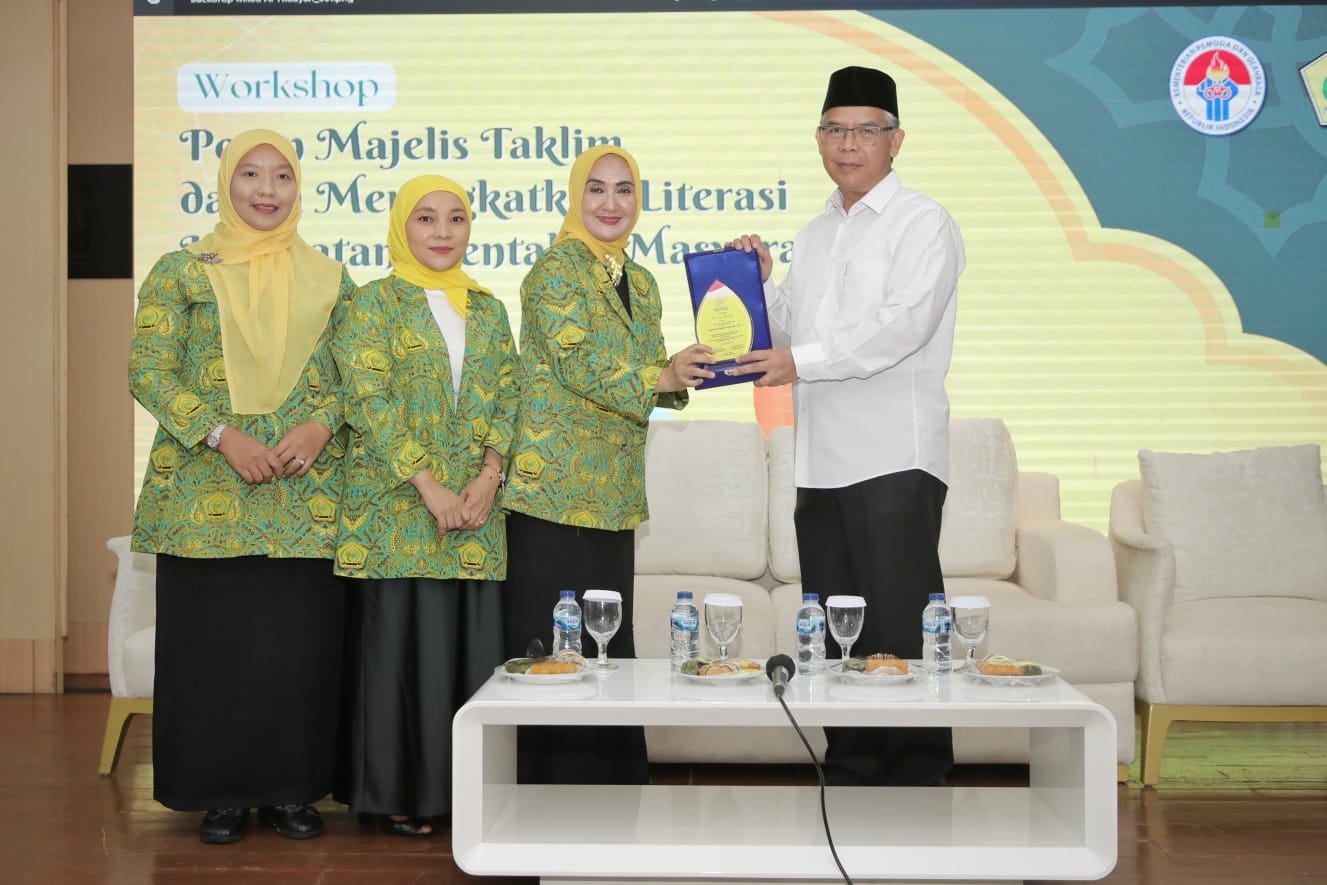 Sekretaris Deputi Bidang Pemberdayaan Pemuda Kemenpora Esa Sukmawijaya membuka Workshop Peran Majelis Taklim dalam Meningkatkan Literasi Kesehatan Mental di Masyarakat di Auditorium Wisma Kemenpora, Kamis (12/10).(foto:yayan/kemenpora.go.id)