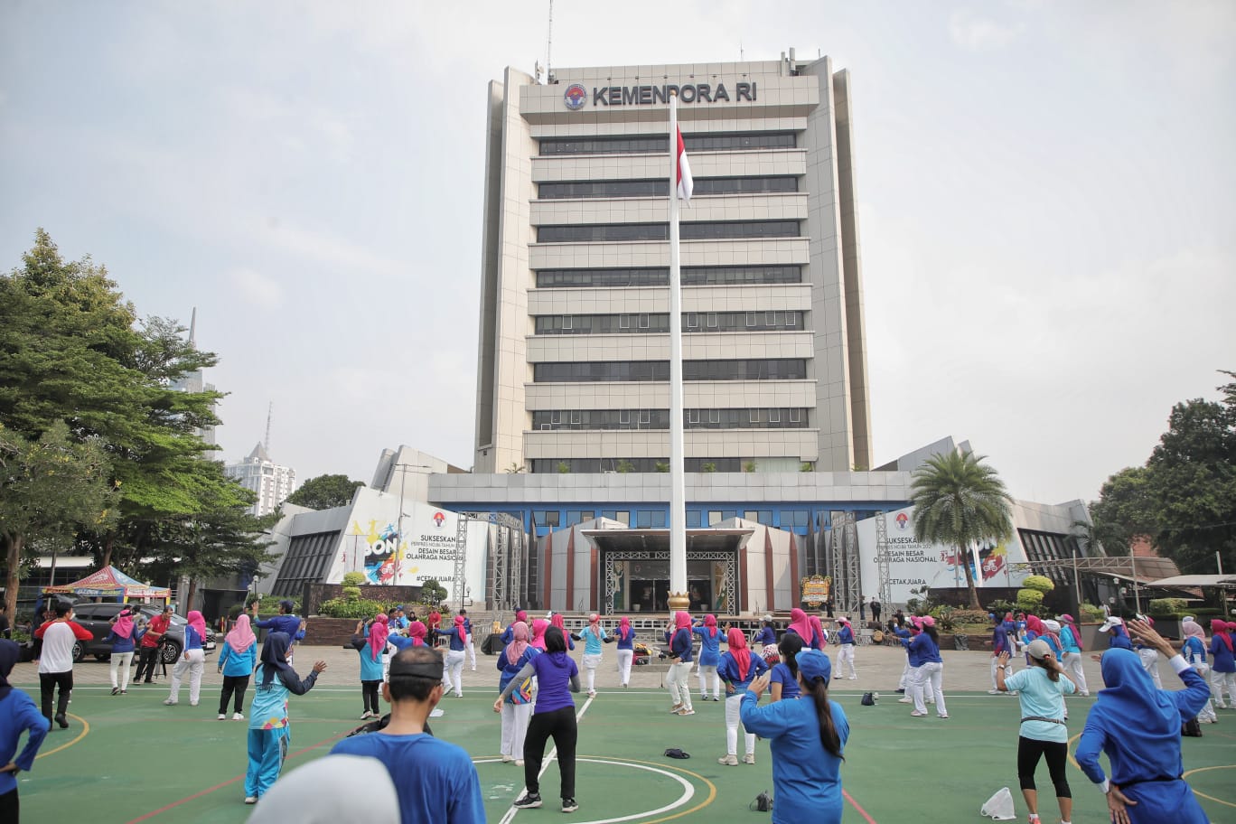 Kementerian Pemuda dan Olahraga Republik Indonesia (Kemenpora RI) kembali menggelar senam Jumat krida. Kali ini, Kemenpora berkolaborasi dengan Penggemar Olahraga Senam Indonesia (PORSI). (foto:yayan/kemenpora.go.id)