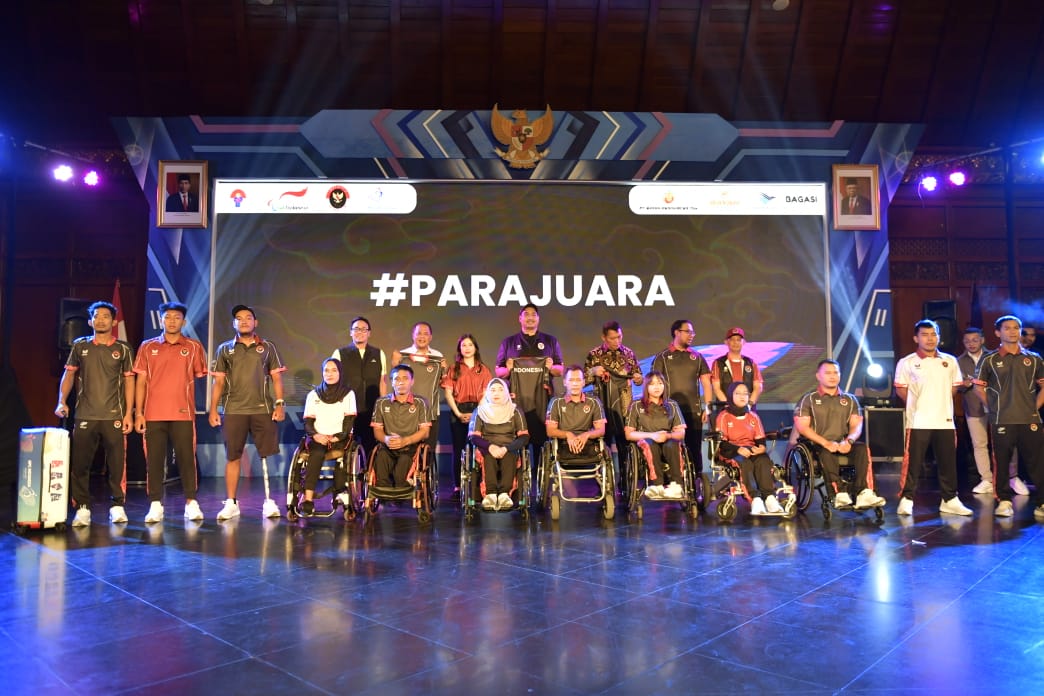 Menteri Pemuda dan Olahraga Republik Indonesia (Menpora RI) Dito Ariotedjo menghadiri Launching Jersey Kontingen Indonesia pada event Asian Para Games Hangzhou 2022 di Balai Kota Surakarta, Jumat (13/10) malam.(foto:bagus/kemenpora.go.id)
