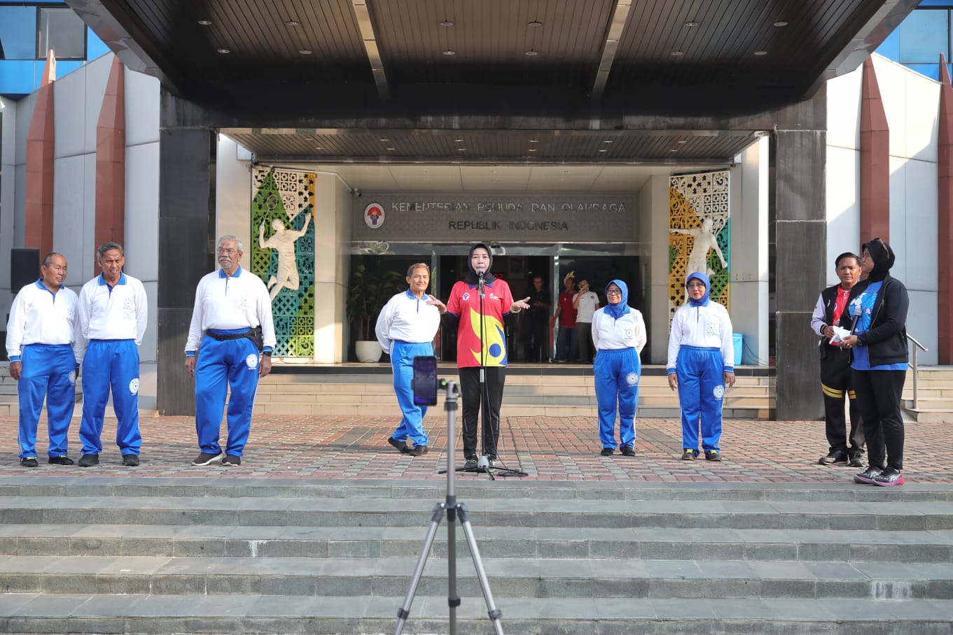 Hari Jumat Krida yang diisi dengan berbagai kegiatan olahraga di Kementerian Pemuda dan Olahraga Republik Indonesia (Kemenpora RI) hari ini, Jumat (20/10) pagi kedatangan salah satu induk organisasi olahraga Lie Tien Kung.(foto:yayan/kemenpora.go.id)