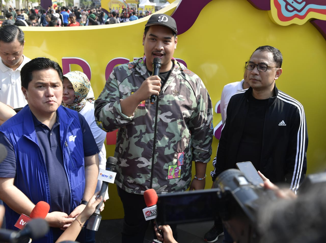 Menteri Pemuda dan Olahraga Republik Indonesia (Menpora R) Dito Ariotedjo memberikan apresiasi atas acara Trophy Experience Piala Dunia U-17 FIFA di Balai Pemuda, Surabaya, Minggu (29/10) pagi. Apresiasi diberikan lantaran kegiatan yang dihadiri ribuan wa