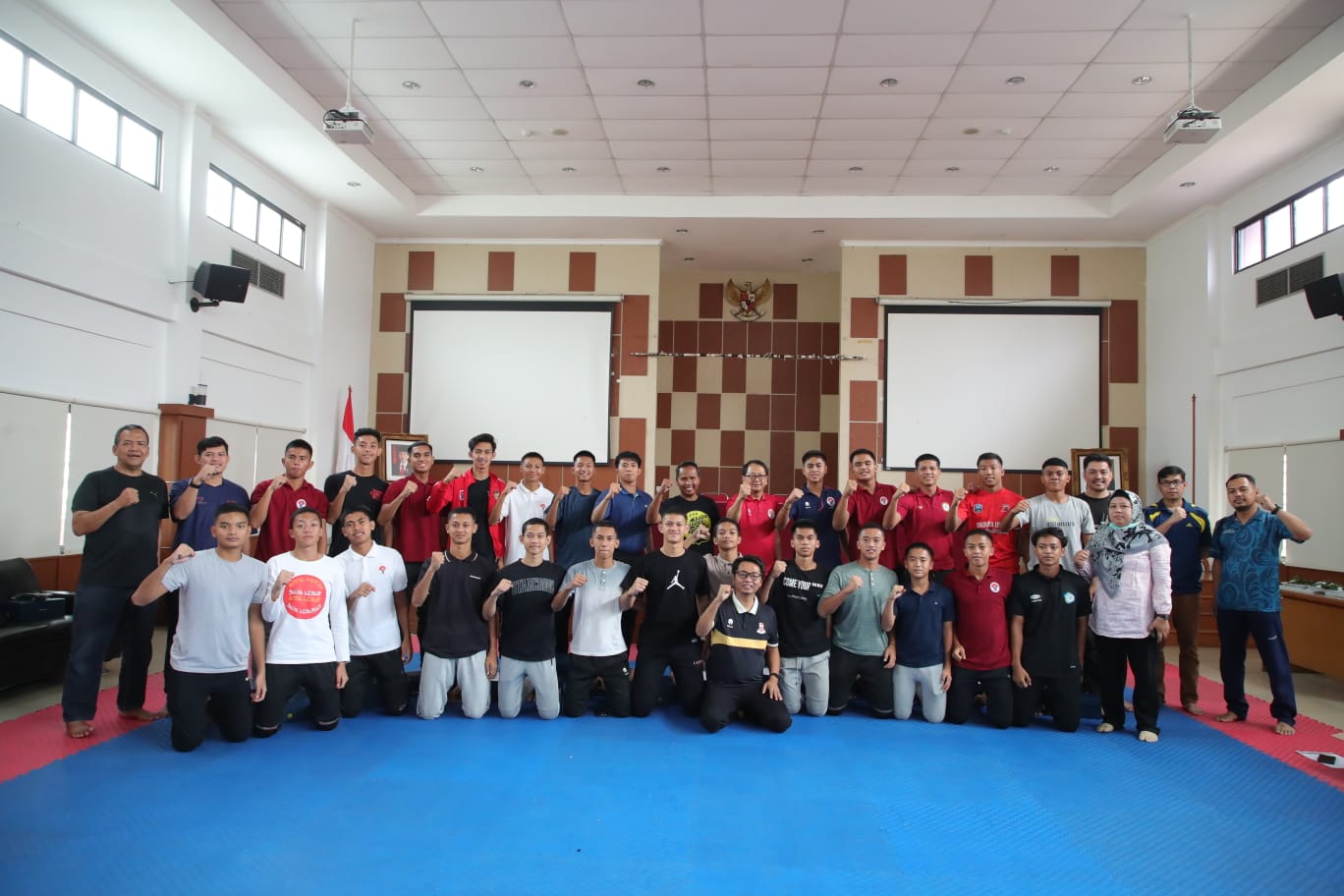 Kementerian Pemuda dan Olahraga Republik Indonesia (Kemenpora RI) melepas 24 atlet sepak bola U-18 dari Sekolah Khusus Olahraga (SKO) Kemenpora Cibubur atau Cibubur Youth Sport Center (CYSC) untuk try out sparing partner at Geylang International FS 2023 d