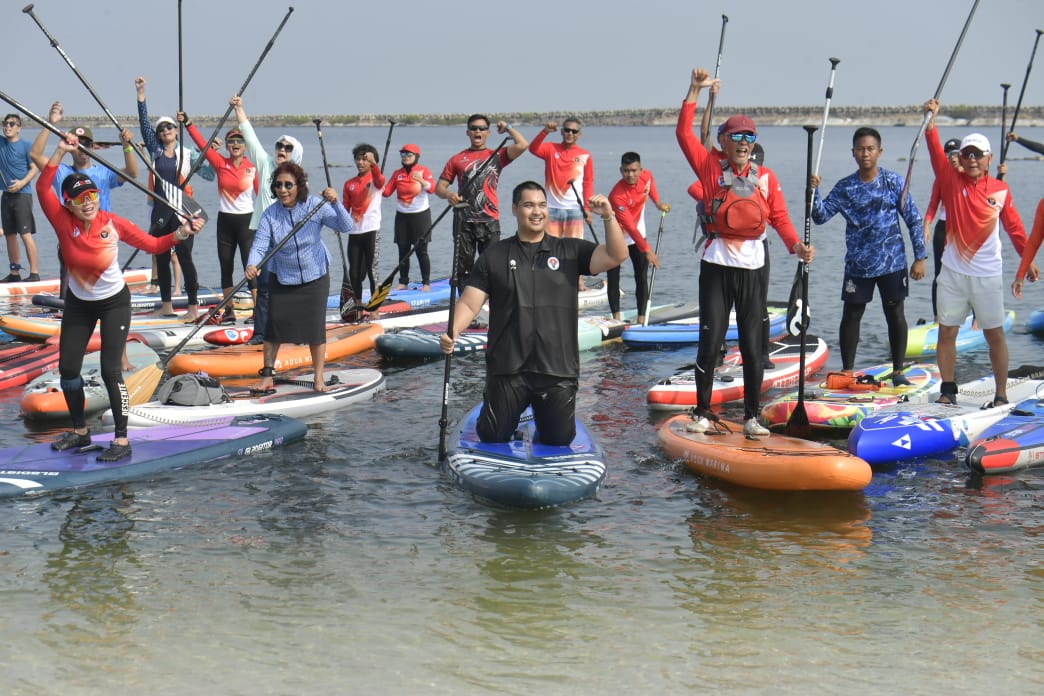 Menteri Pemuda dan Olahraga Republik Indonesia (Menpora RI) Dito Ariotedjo melepas kontingen Indonesia yang akan mengikuti International Canoe Federation (ICF) Stand Up Paddle World Championship 2023 di Pattaya, Thailand. (foto:bagus/kemenpora.go.id)