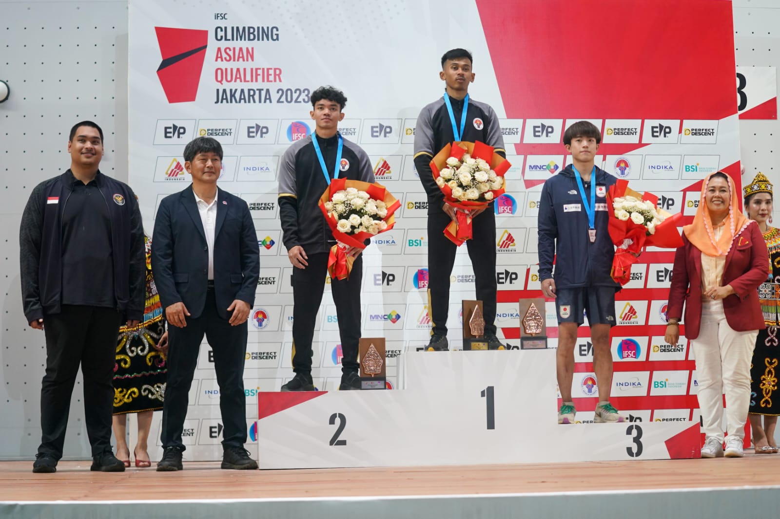 Menteri Pemuda dan Olahraga Republik Indonesia (Menpora RI) Dito Ariotedjo mengalungkan medali kepada para juara International Federation of Sport Climbing (IFSC) Asian Qualifier 2023 di Lot 11 Gelora Bung Karno, Senayan, Jakarta, Minggu  (12/11) malam. (