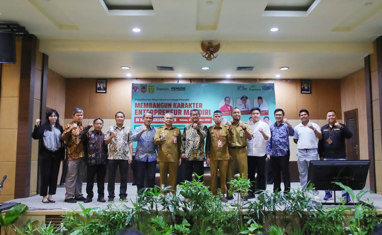 Asisten Deputi Kewirausahaan Pemuda Kementerian Pemuda dan Olahraga, Hendro Wicaksono membuka Kegiatan Penumbuhan Minat Kewirausahaan Pemuda dan Forum Group Discussion Ekosistem Pemuda, Selasa (21/11) di Hotel Aria Banjarmasin, Kalimantan Selatan.(foto:ya