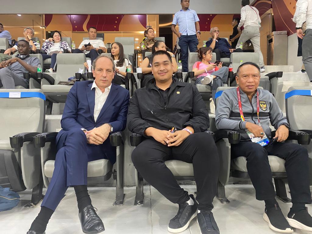 Menteri Pemuda dan Olahraga Republik Indonesia (Menpora RI) Dito Ariotedjo menyaksikan pertandingan babak 16 besar Piala Dunia U-17 antara Prancis melawan Senegal di Jakarta Internasional Stadium (JIS), Rabu (22/11) malam. (foto:putra/kemenpora.go.id)