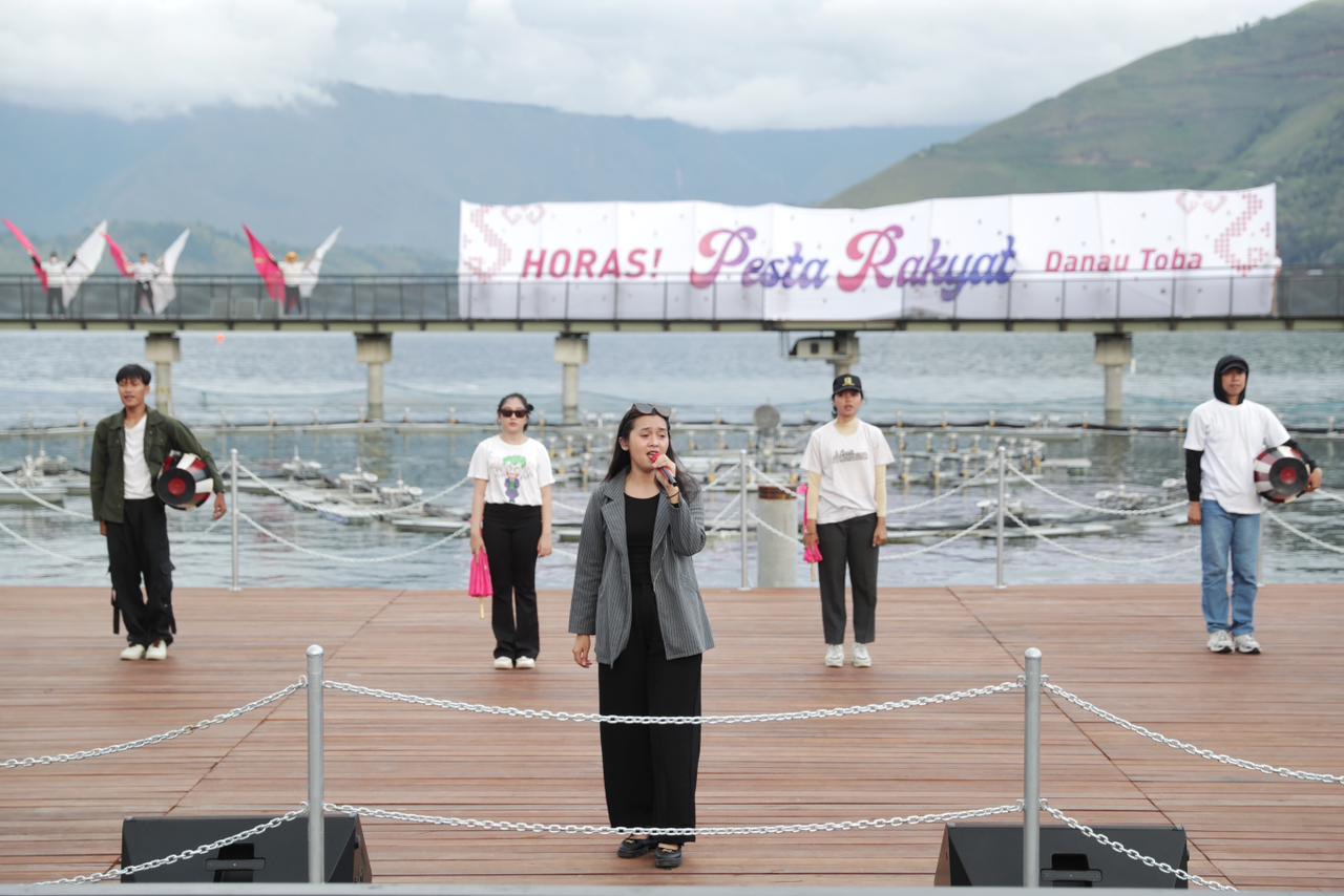 Sambutan antusias datang dari penyanyi Putri Ayu hingga masyarakat Danau Toba khususnya di Kabupaten Samosir dengan adanya gelaran Aquabike Jetski World Championship 2023.(foto:raiky/kemenpora.go.id)
