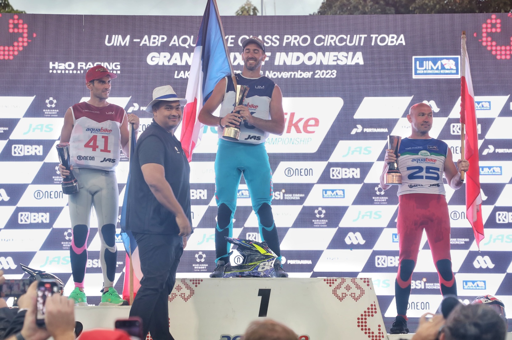 Menteri Pemuda dan Olahraga Republik Indonesia (Menpora RI) Dito Ariotedjo menyerahkan medali kepada juara dunia kategori Runabout GP1 Lake Toba ajang  Aquabike Jetski World Championship Lake Toba 2023 di Circuit Balige, Toba, Sumatera Utara, Minggu (26/1