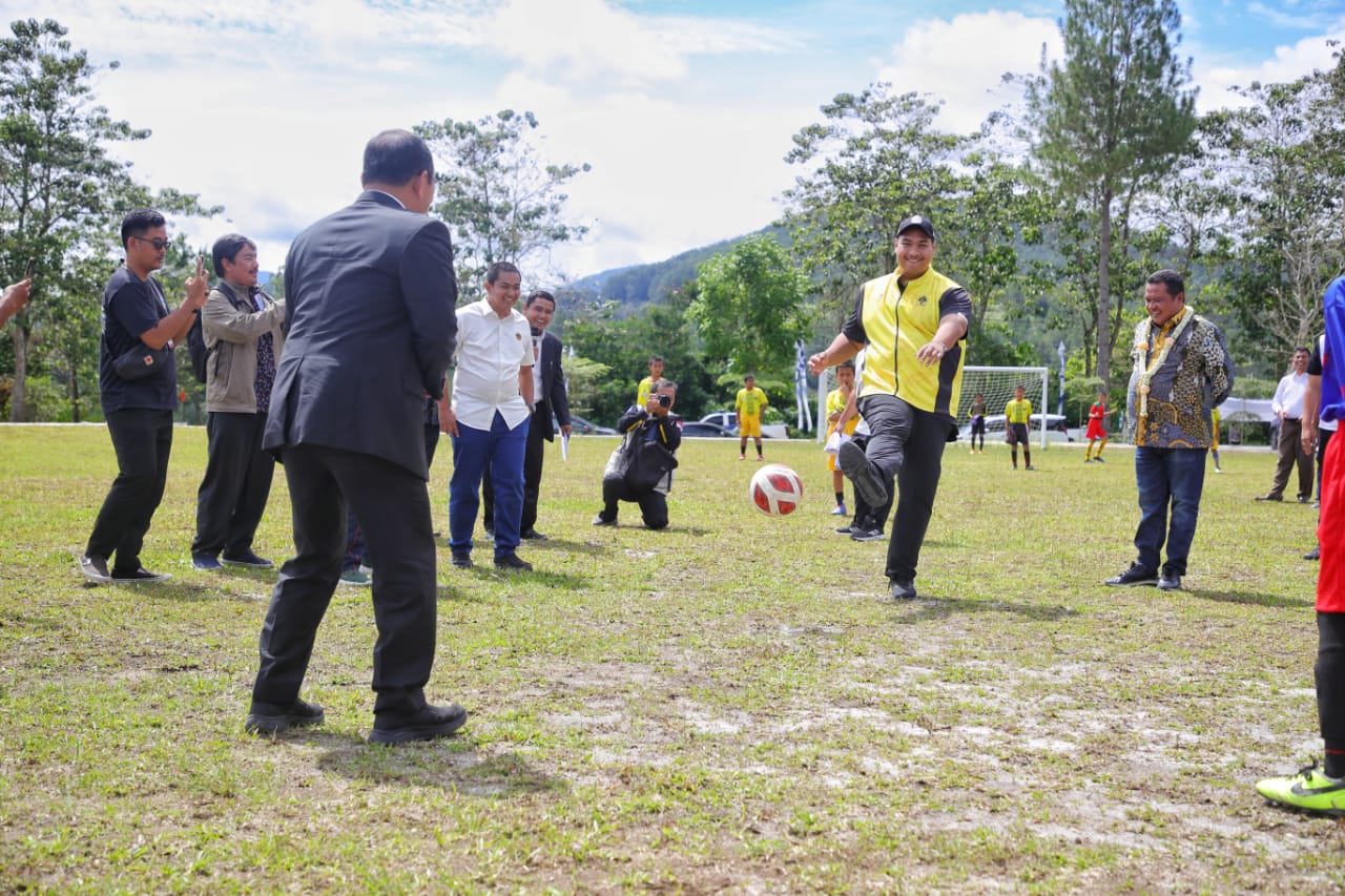 Menteri Pemuda dan Olahraga Republik Indonesia (Menpora RI) Dito Ariotedjo, secara resmi meresmikan Sekolah Sepak Bola Huria Kristen Batak Protestan (SSB HKBP) di Stadion Sepak Bola Seminarium HKBP Sipoholon, Tapanuli Utara, Sumatera Utara. Peresmian ini 
