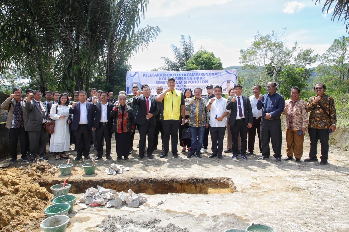 Menteri Pemuda dan Olahraga Republik Indonesia (Menpora RI) Dito Ariotedjo, melakukan peletakan batu pertama pada proses renovasi kolam renang di komplek gedung Huria Kristen Batak Protestan (HKBP) di Sipoholon, Tapanuli Utara, Sumatera Utara.(foto:yayan/