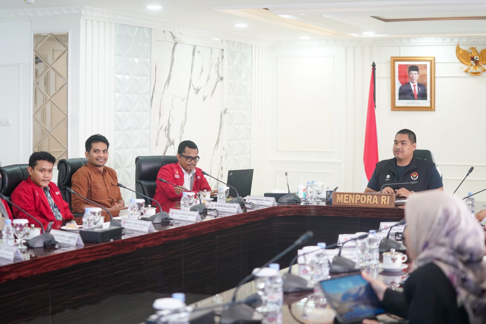 Menteri Pemuda dan Olahraga Republik Indonesia (Menpora RI) Dito Ariotedjo menerima audiensi Eksekutif Nasional Liga Mahasiswa Nasional untuk Demokrasi (EN LMND) di Ruang Rapat Lantai 10 Graha Kemenpora RI, Senayan, Selasa (5/12) sore.(foto:egan/kemenpora