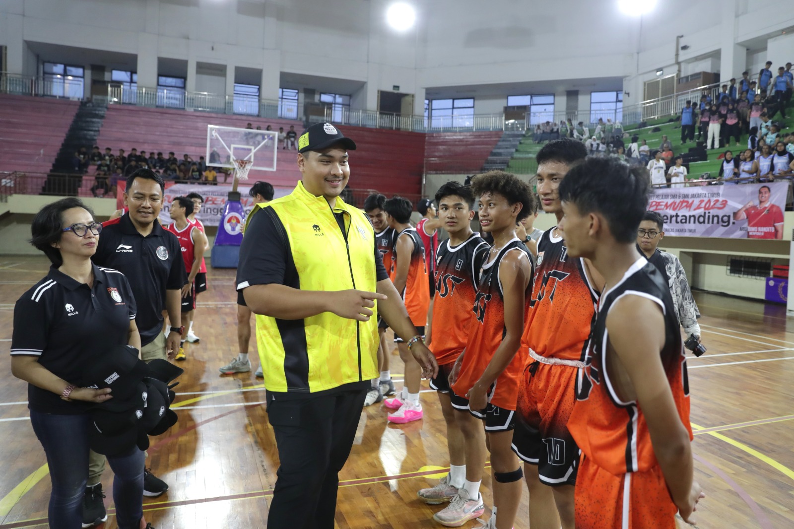 Menteri Pemuda dan Olahraga Republik Indonesia (Menpora RI) Dito Ariotedjo menghadiri kompetisi bola basket pelajar SMA dan SMK di Gelanggang Olahraga Ciracas, Jakarta Timur, Jakarta, Kamis (7/12).(foto: raiky/kemenpora.go.id)