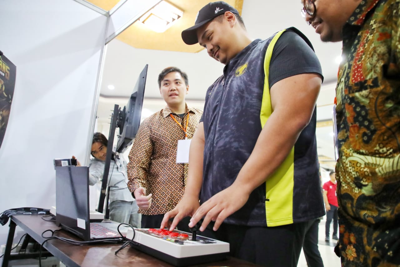 Setelah melakukan Kick Off  Pekan Permainan dan Esport Nasional (Pepernas), Minggu (10/12), Menteri Pemuda dan Olahraga Republik Indonesia (Menpora RI) Dito Ariotedjo menyempatkan untuk mengunjungi  Game Developer Booth yang berada di Wisma Kemenpora.(fot