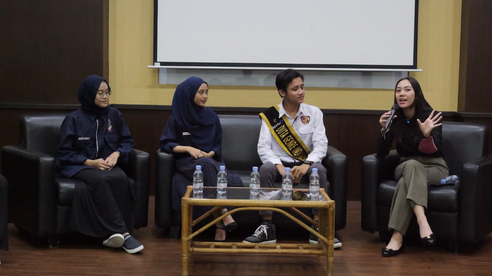 Staf Khusus Menpora Bidang Komunikasi dan Hubungan Internasional, Alia Noorayu Laksono berbagi saran dalam mengelola kesehatan mental dan pengenalan diri. Salah satu cara efektif yang bisa dilakukan adalah dengan olahraga atau aktivitas fisik. (foto:putra