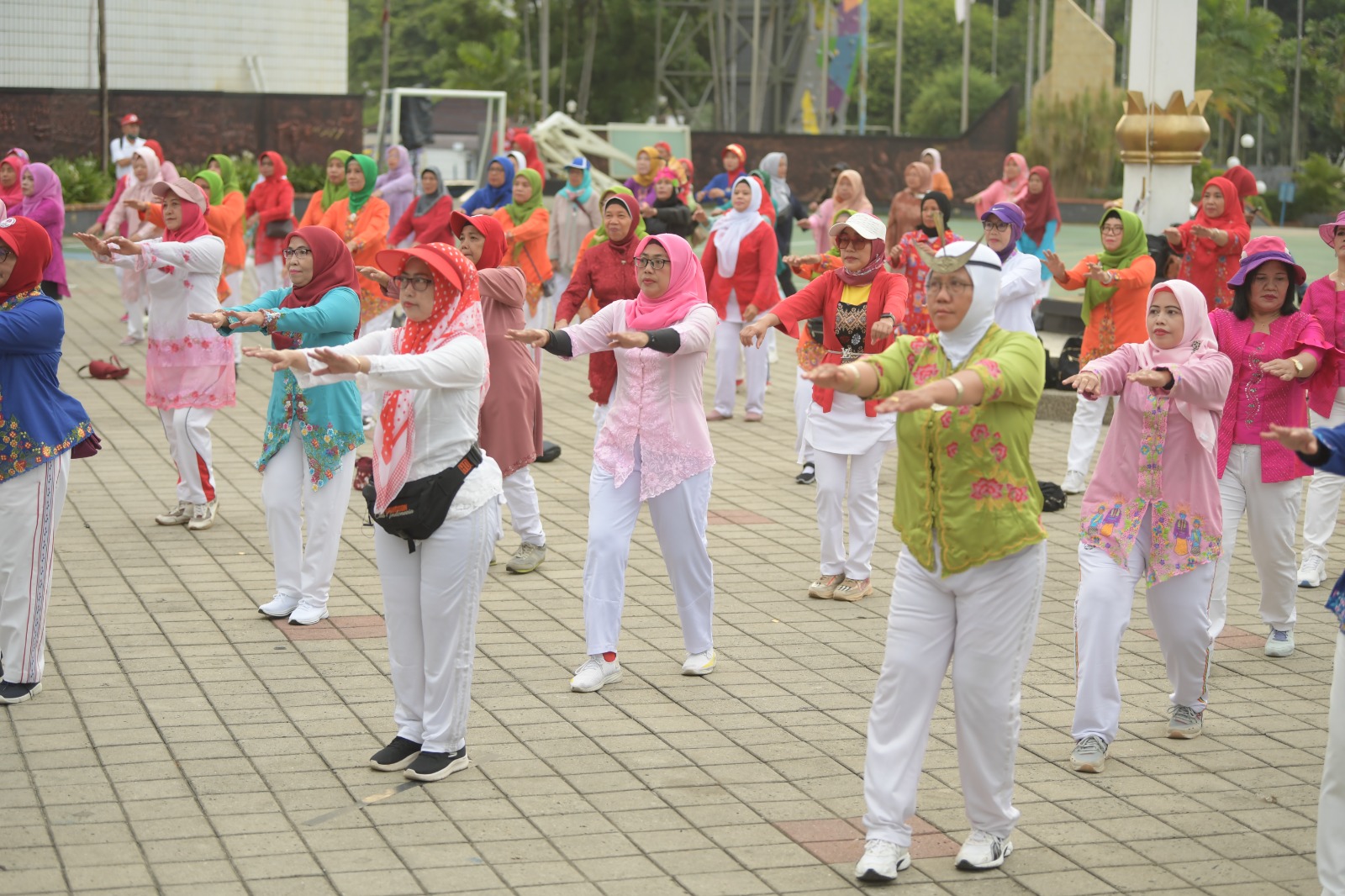 Kementerian Pemuda dan Olahraga Republik Indonesia (Kemenpora RI) kembali menggelar kegiatan senam sehat Jumat Krida, Jumat (22/12) pagi di halaman Kemenpora. Menggandeng Yayasan Jantung Indonesia (YJI) Provinsi DKI Jakarta, kegiatan senam kali ini bersam
