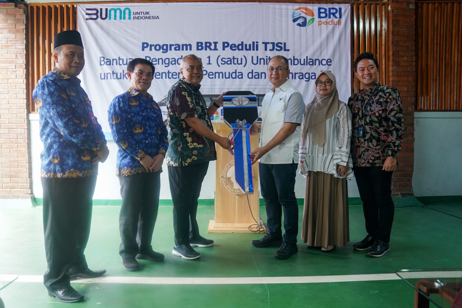 Kementerian Pemuda dan Olahraga Republik Indonesia (Kemenpora RI) menerima bantuan satu unit mobil ambulans dari Bank Rakyat Indonesia (BRI). Penyerahan ini berlangsung di Kantor Kemenpora, Jumat (22/12) pagi.(foto:egan/kemenpora.go.id)