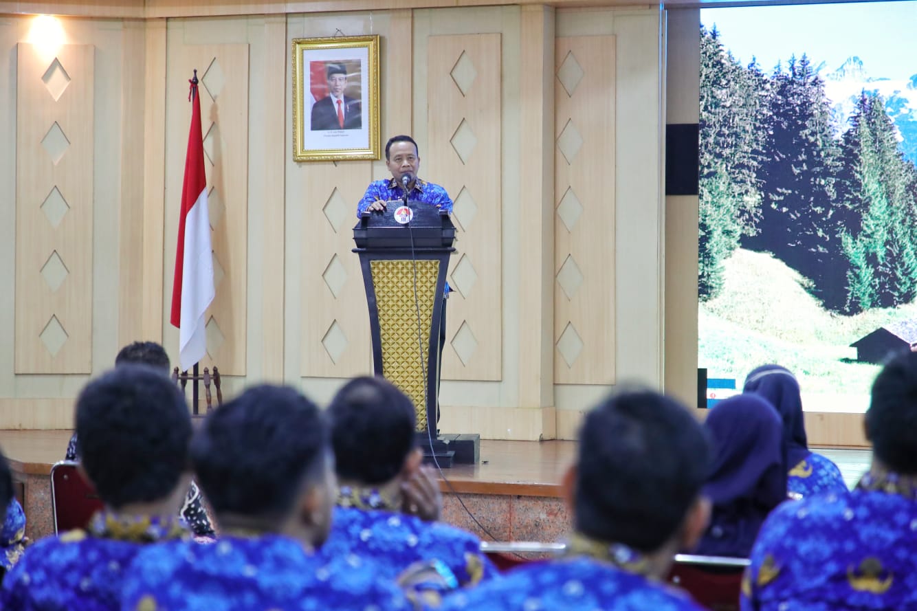 Biro Humas dan Umum Kementerian Pemuda dan Olahraga (Kemenpora) menyelenggarakan Sosialisasi Kinerja Jabatan Fungsional di Wisma Kemenpora, Senayan, Jakarta, Jumat (22/12) siang. Acara dibuka langsung oleh Kepala Biro Humas dan Umum, Triyono. (foto:yayan/