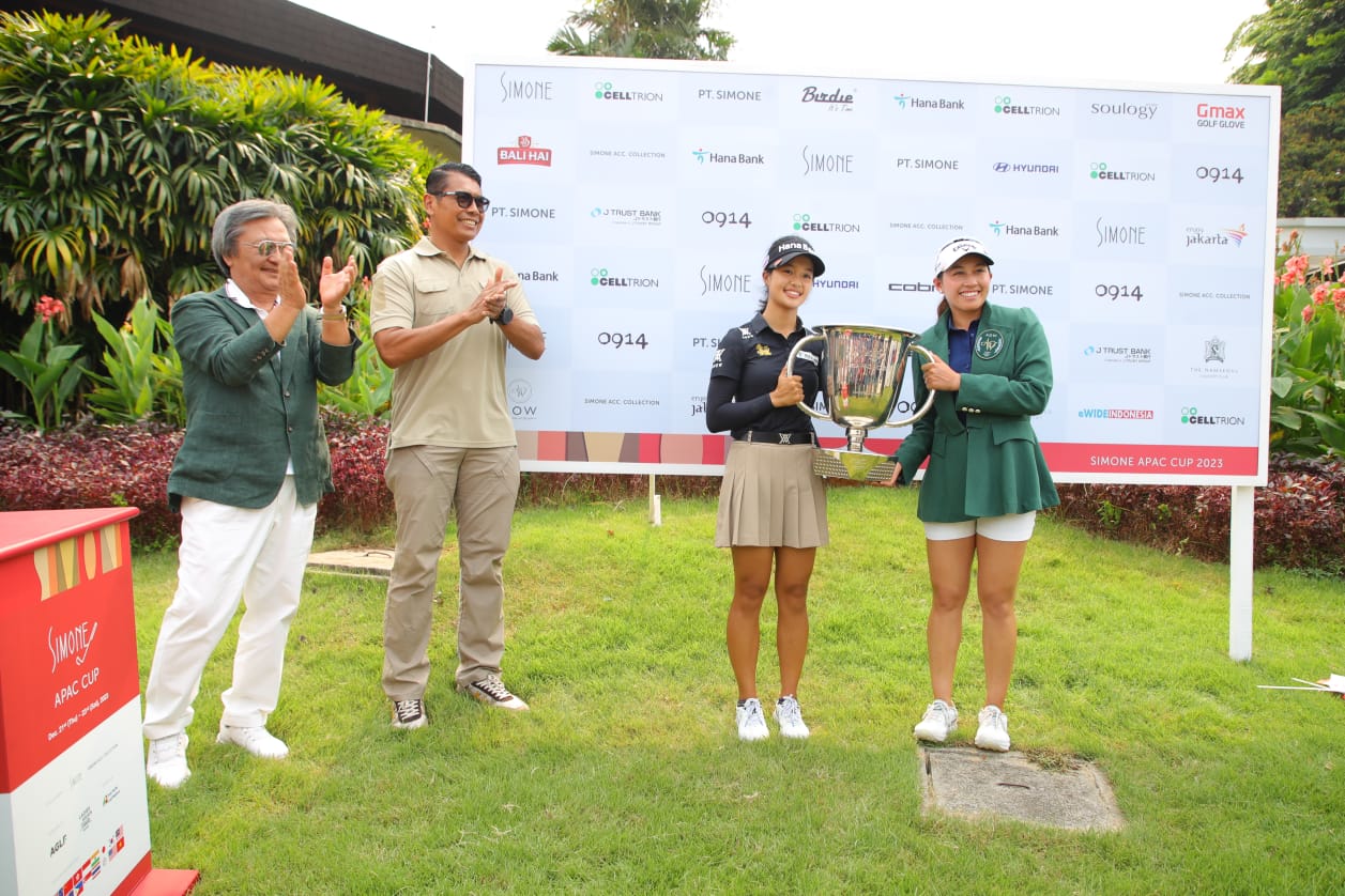 Mewakili Menteri Pemuda dan Olahraga Republik Indonesia (Menpora RI) Dito Ariotedjo, Deputi Pembudayaan Olahraga Kemenpora Rudy Sufahriadi menghadiri sekaligus memberikan buket bunga kepada juara pertama Simone Asia Pacific (APAC) Cup 2023 di Pondok Indah