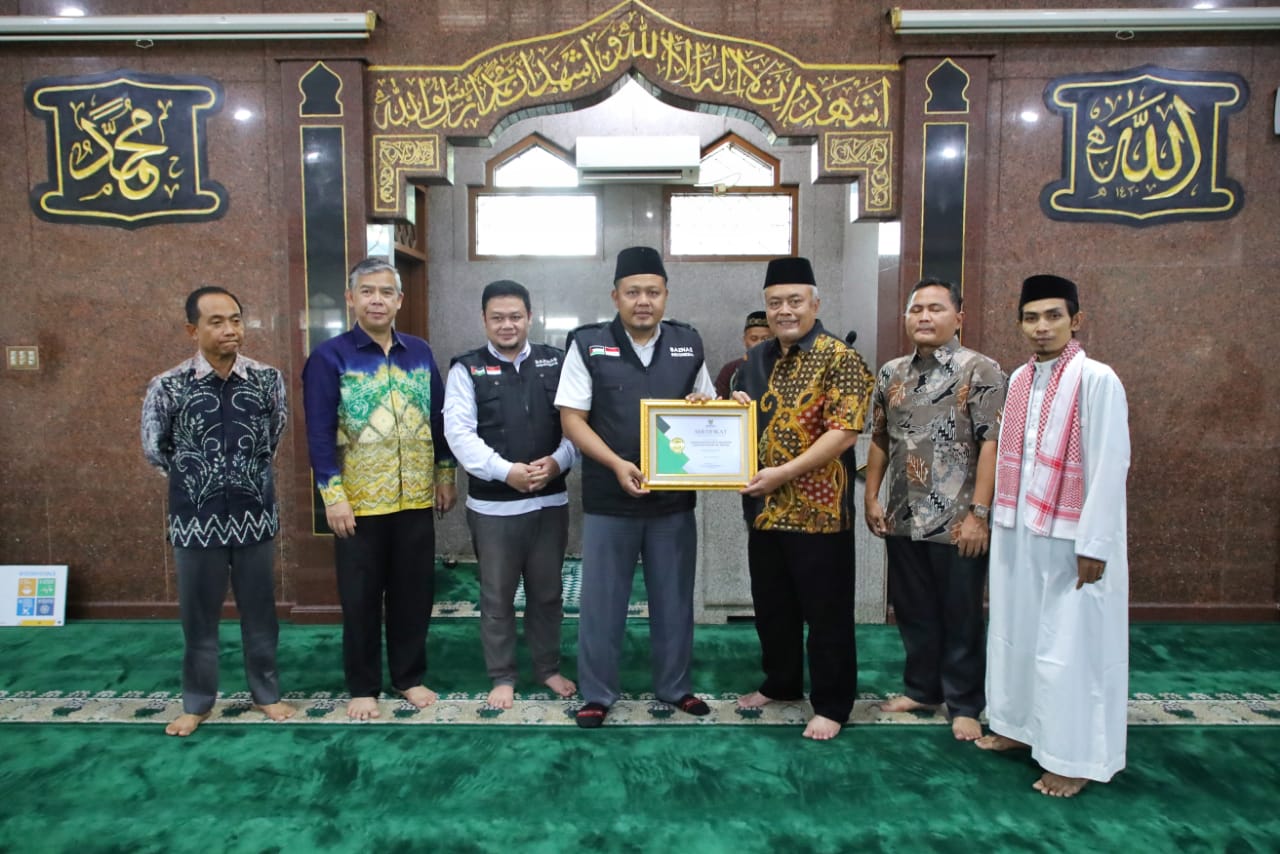 Kementerian Pemuda dan Olahraga Republik Indonesia (Kemenpora RI) menyalurkan bantuan kemanusiaan senilai Rp23 juta untuk Palestina, Jumat (29/12) siang. Bantuan kemanusiaan ini berasal dari infak para jemaah Masjid Pemuda Al Muwahhidin Kemenpora, salah s