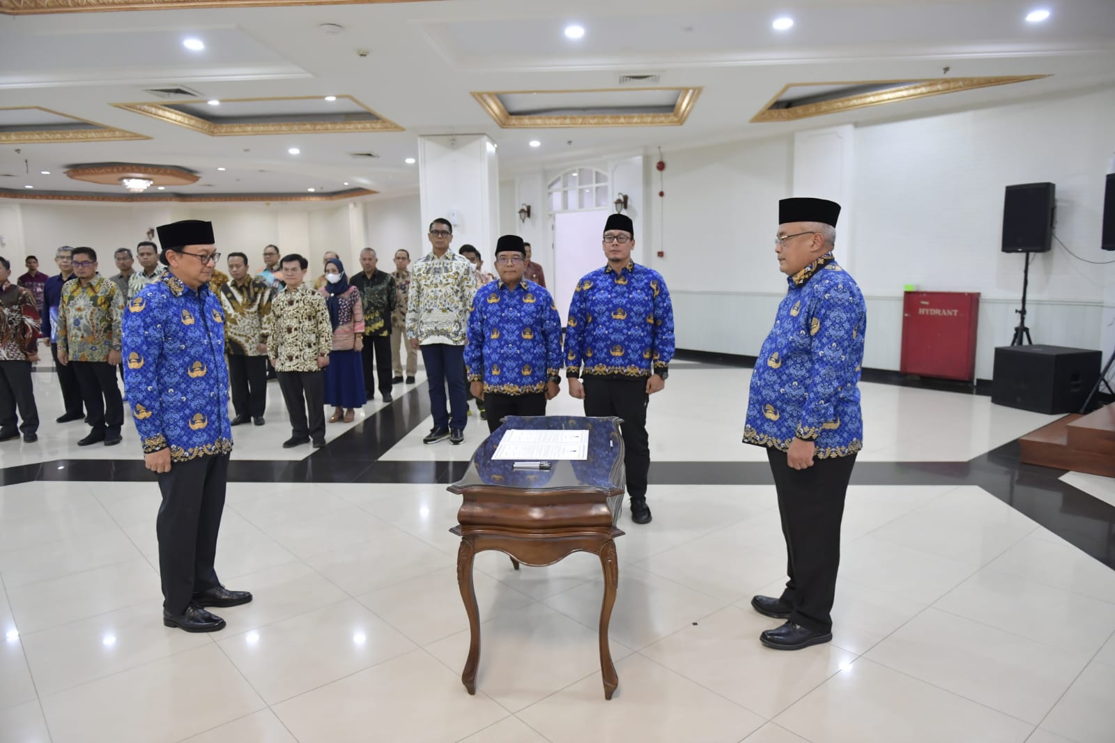 Sesmenpora Gunawan Suswantoro melantik dan mengambil sumpah jabatan dr. Bayu Rahadian, Sp.Kj, sebagai Analis Kebijakan Ahli Utama pada Kementerian Pemuda dan Olahraga (Kemenpora) di Wisma Kemenpora, Jakarta, Jumat (5/1). (foto:bagus/kemenpora.go.id)