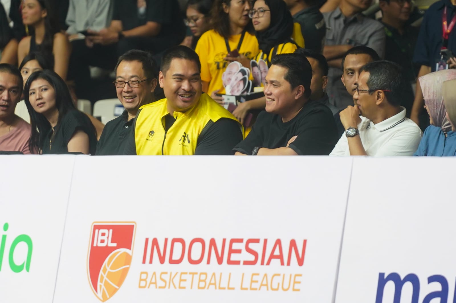 Menteri Pemuda dan Olahraga Republik Indonesia (Menpora RI) Dito Ariotedjo menghadiri laga Indonesian Basket League (IBL) di Hall Basket Senayan, Jakarta, Minggu (14/1). (foto:egan/kemenpora.go.id)