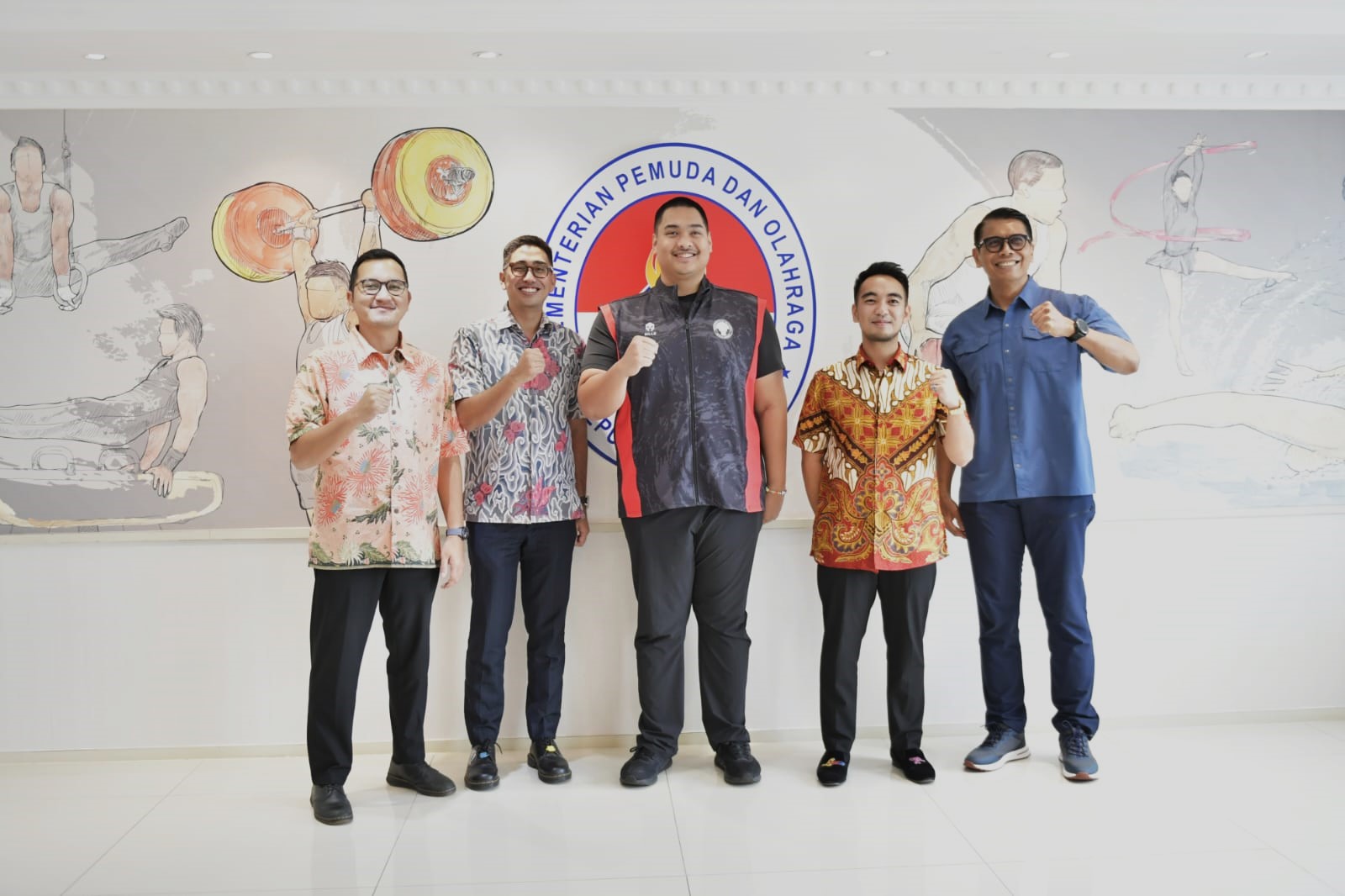 Menteri Pemuda dan Olahraga Republik Indonesia (Menpora RI) Dito Ariotedjo mendukung pembalap Glenn Nirwan untuk mengikuti Supercheap Auto TCR  Australia Series 2024. Glenn merupakan satu-satunya wakil Indonesia, bahkan Asia yang turut berpartisipasi di a