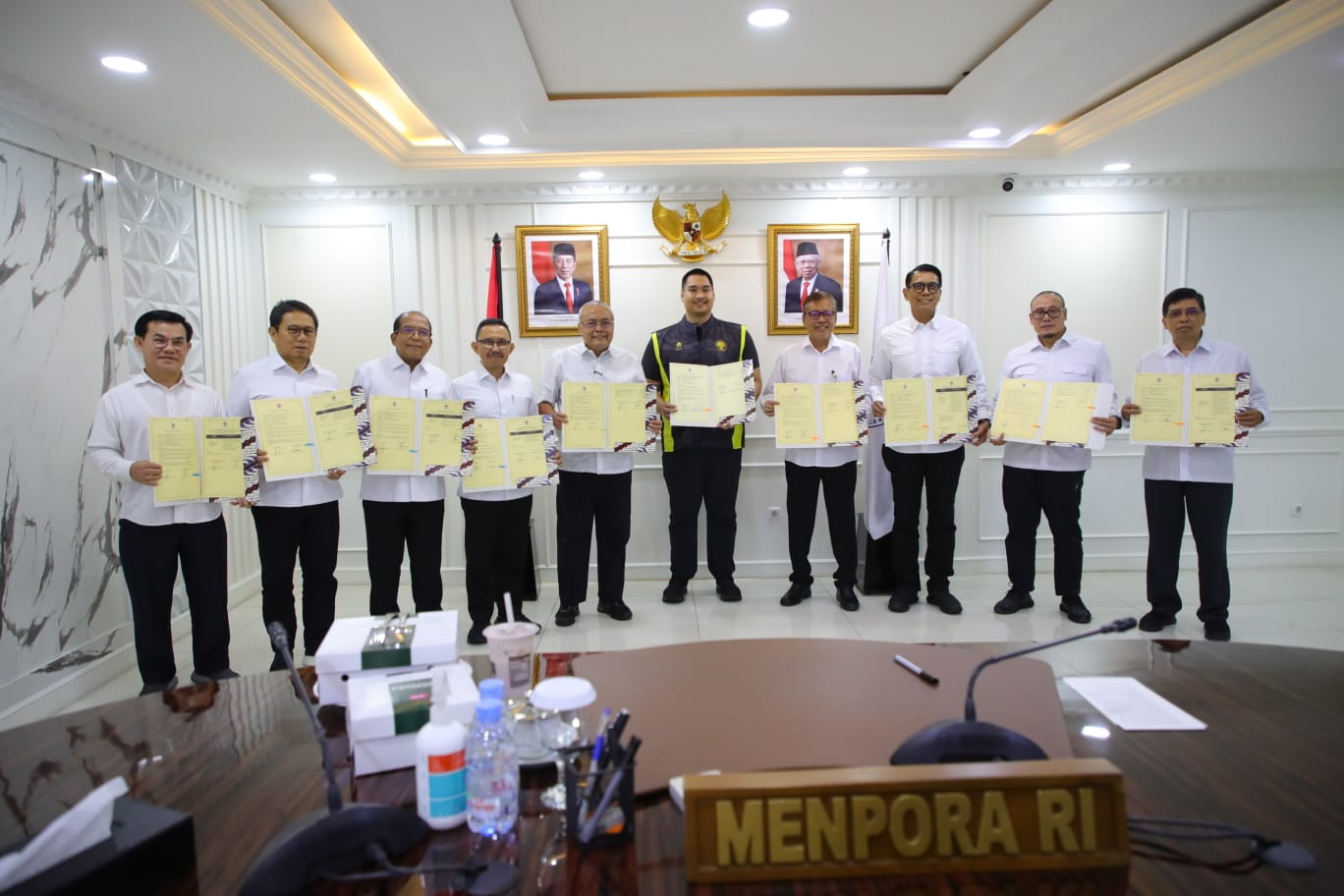 Menteri Pemuda dan Olahraga Republik Indonesia (Menpora RI) Dito Ariotedjo menandatangani perjanjian kinerja tahun 2024 bersama para eselon I Kemenpora. Ada 5 poin yang ditekankan Menpora Dito untuk meningkatkan integritas, akuntabilitas, dan transparansi