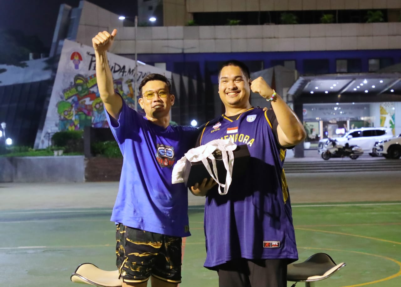 Pebasket Sombong Denny Sumargo mengaku terhormat  bisa main basket dengan Menteri Pemuda dan Olahraga Republik Indonesia (Menpora RI) Dito Ariotedjo.(foto:herry/kemenpora.go.id)