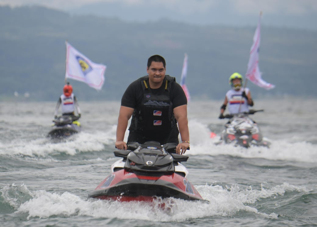 Tak ada rasa ragu terlihat saat Menteri Pemuda dan Olahraga Republik Indonesia (Menpora RI) Dito Ariotedjo mengendarai jet ski diatas sirkuit F1Powerboat 2024, di Pelabuhan Mulia Raja Napitupulu, Balige Kabupaten Toba, Sumatera Utara Minggu (3/3).(foto:ba