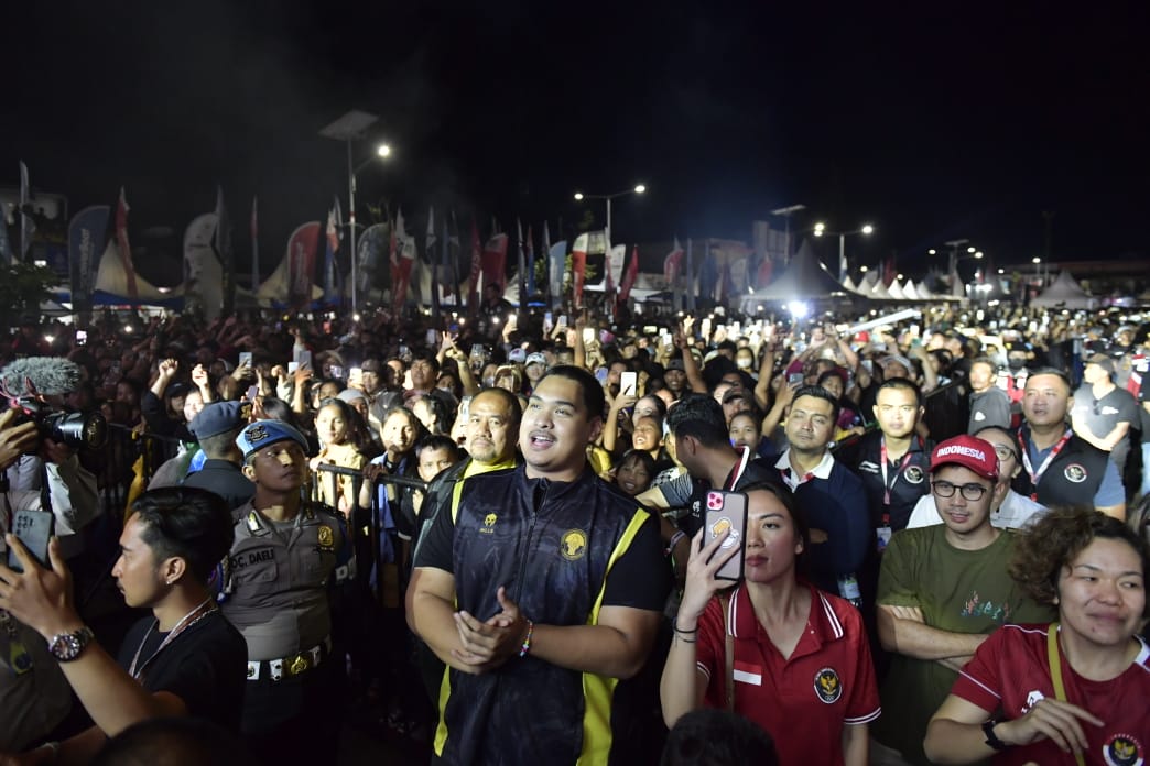 Menteri Pemuda dan Olahraga Republik Indonesia (Menpora RI) Dito Ariotedjo, turut membaur bersama muda-mudi dan masyarakat Balige dan sekitarnya guna menyaksikan dan meramaikan side event dari gelaran F1 Powerboat 2024 di Balige, Sumatera Utara, Minggu (3