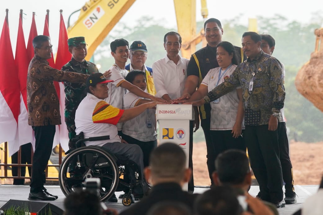 Menteri Pemuda dan Olahraga Republik Indonesia (Menpora RI) Dito Ariotedjo mendampingi Presiden RI Joko Widodo melakukan ground breaking pembangunan Paralympic Training Center  di kawasan Bumi Perkemahan Delingan, Kabupaten Karanganyar, Solo, Jawa Tengah,