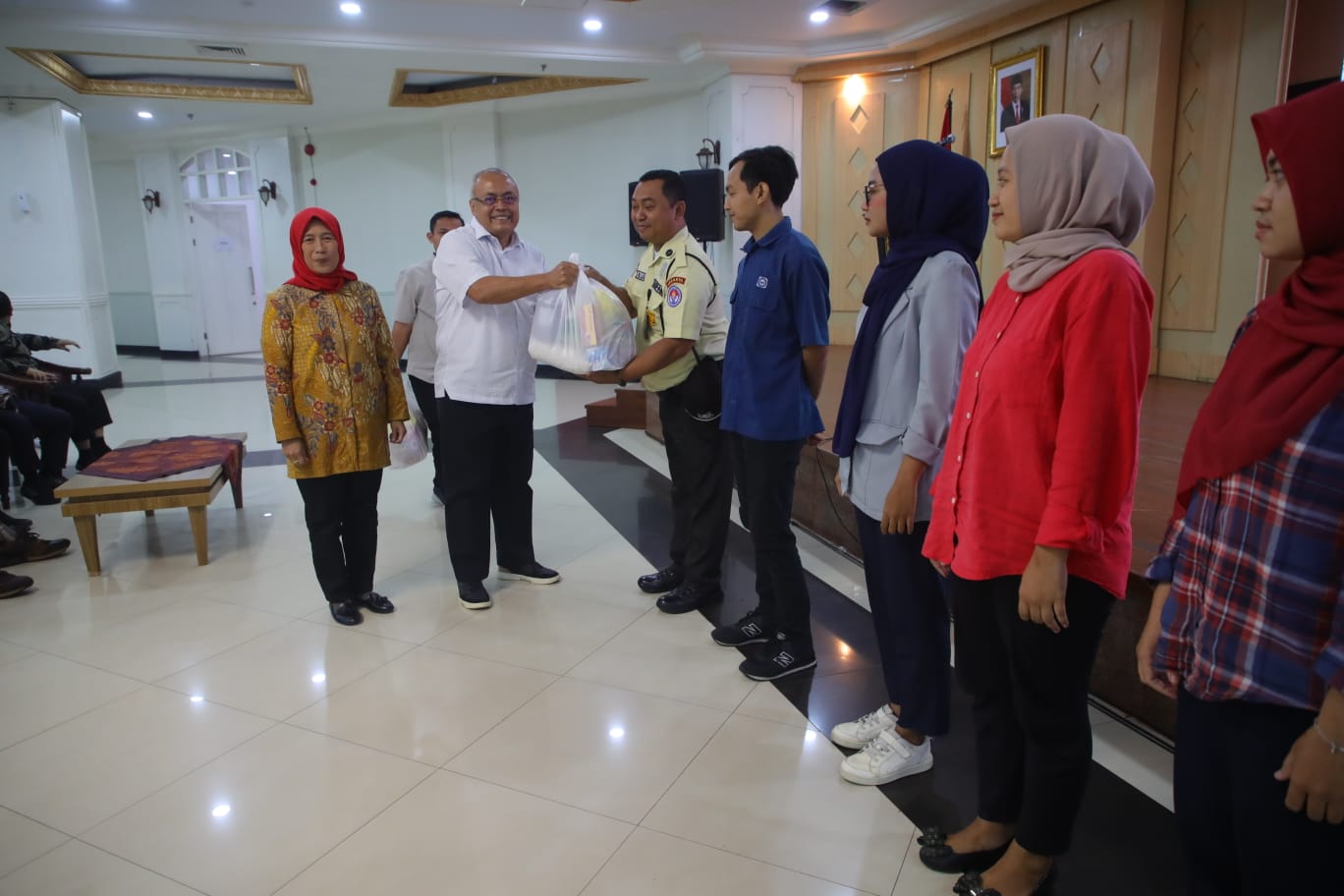 Dharma Wanita Persatuan Kementerian Pemuda dan Olahraga Republik Indonesia (DWP Kemenpora RI), menyelenggarakan 'Peduli Kasih Berkah Ramadhan 2024' dengan menggelar bantuan sosial (bansos) pembagian Paket Sembako yang diperuntukkan bagi tenaga honorer dan