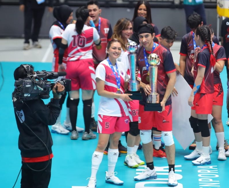 Artis Donna Agnesia turut meramaikan pertandingan ekshibisi Fun Volley Ball di Indonesia Arena, Jakarta, Sabtu (20/4). Dia bergabung dalam tim Pink Dragon dan melawan Red Phoenix. (foto:herry/kemenpora.go.id)