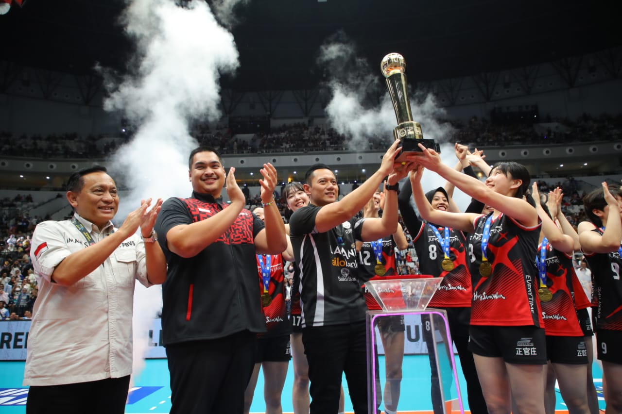 Menteri Pemuda dan Olahraga Republik Indonesia (Menpora RI) Dito Ariotedjo bersyukur pertandingan Red Sparks kontra Indonesia All Star berjalan sukses dan disambut antusias masyarakat di Indonesia Arena, Jakarta, Sabtu (20/4). (foto:herry/kemenpora.go.id)