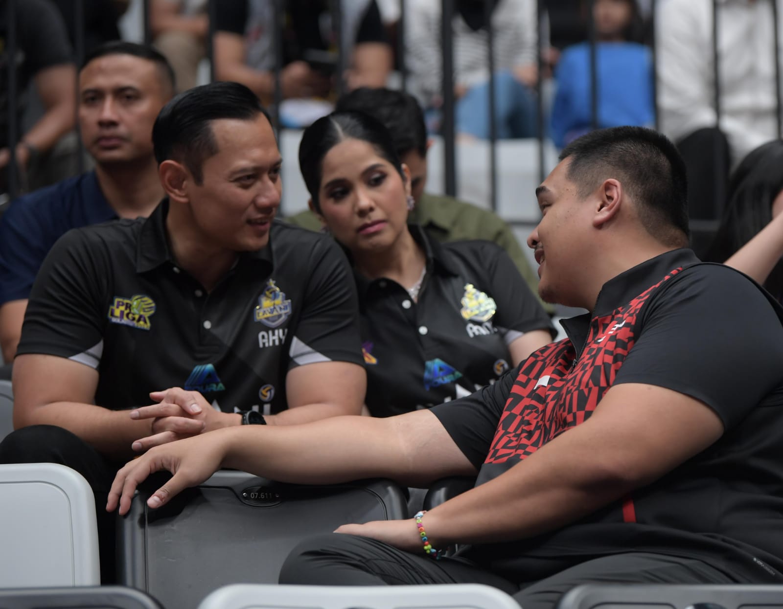 Menteri Agraria dan Tata Ruang merangkap Kepala Badan Pertanahan Nasional (ATR/BPN) Agus Harimurti Yudhoyono (AHY) yang juga tokoh dalam bola voli nasional, menyampaikan selamat kepada Menpora Dito atas suksesnya penyelenggaraan Fun Volley Ball yang menyu