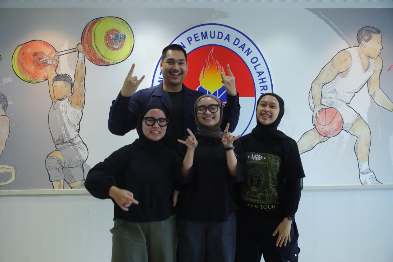 Menteri Pemuda dan Olahraga Republik Indonesia (Menpora RI) Dito Ariotedjo menerima kunjungan dari band metal Voice of Baceprot di Kemenpora, Jakarta, Kamis (2/5). VoB melaporkan bahwa mereka akan meramaikan festival Glastonbury Inggris.(foto:herry/kemenp