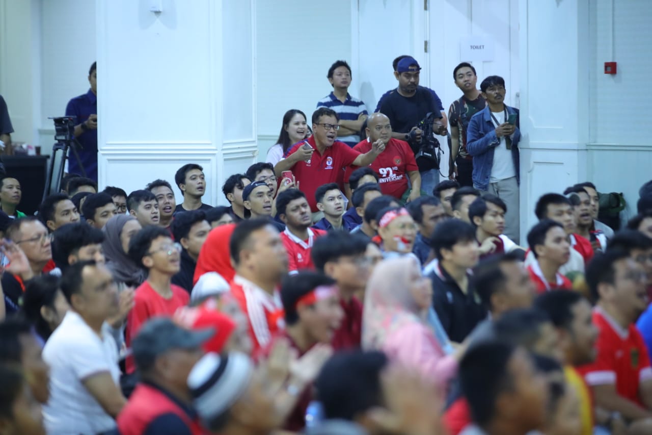 Kementerian Pemuda dan Olahraga Republik Indonesia (Kemenpora RI) menggelar nonton bareng (nobar) pertandingan Timnas Indonesia U-23 kontra Guinea U-23. Laga ini memperebutkan tiket terakhir ke Olimpiade Paris 2024.(foto:herry/kemenpora.go.id)