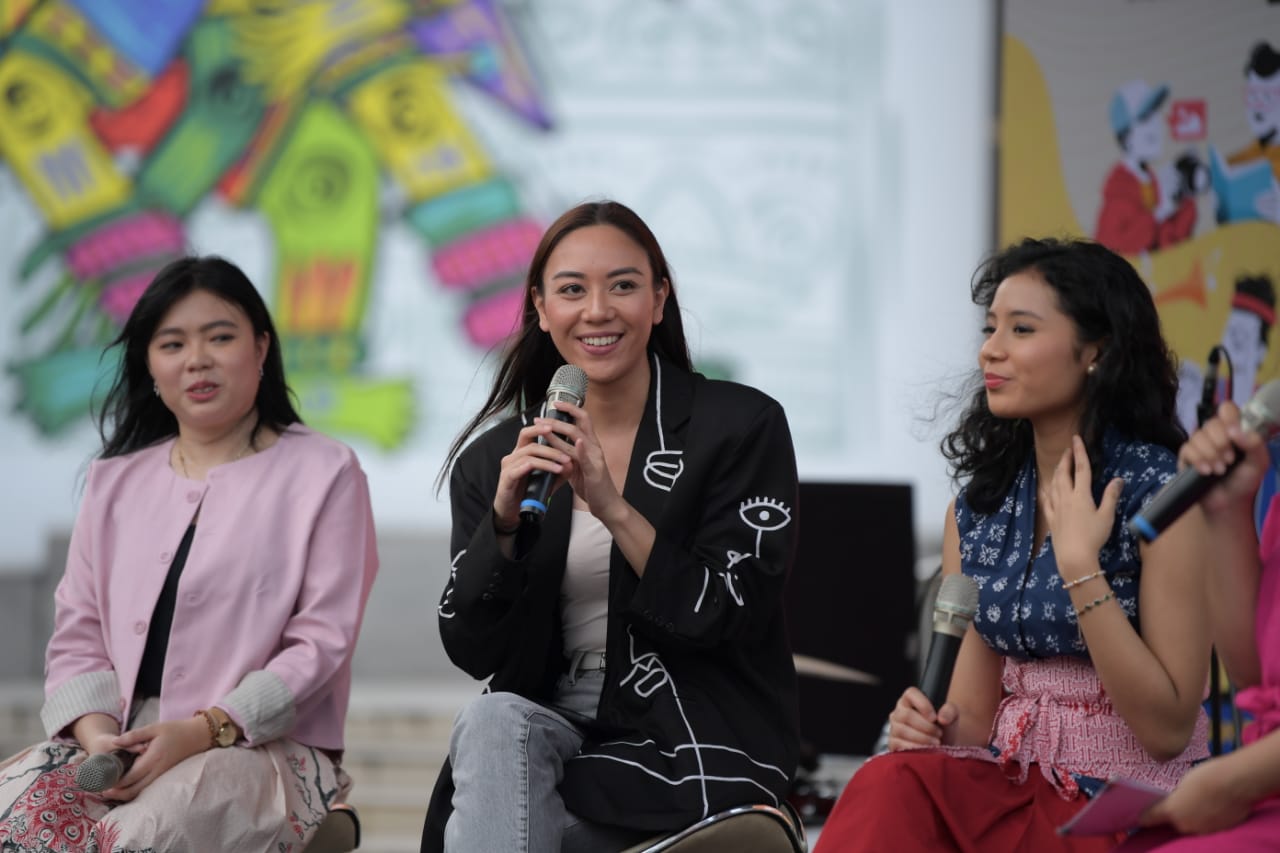 Staf Khusus Menpora Bidang Komunikasi dan Hubungan Internasional, Alia Noorayu Laksono, mengajak anak muda Indonesia terus kembangkan kemampuan diri, pengalaman dan wawasan di Pesta Prestasi Kemenpora Volume III.(foto:bagus/kemenpora.go.id)