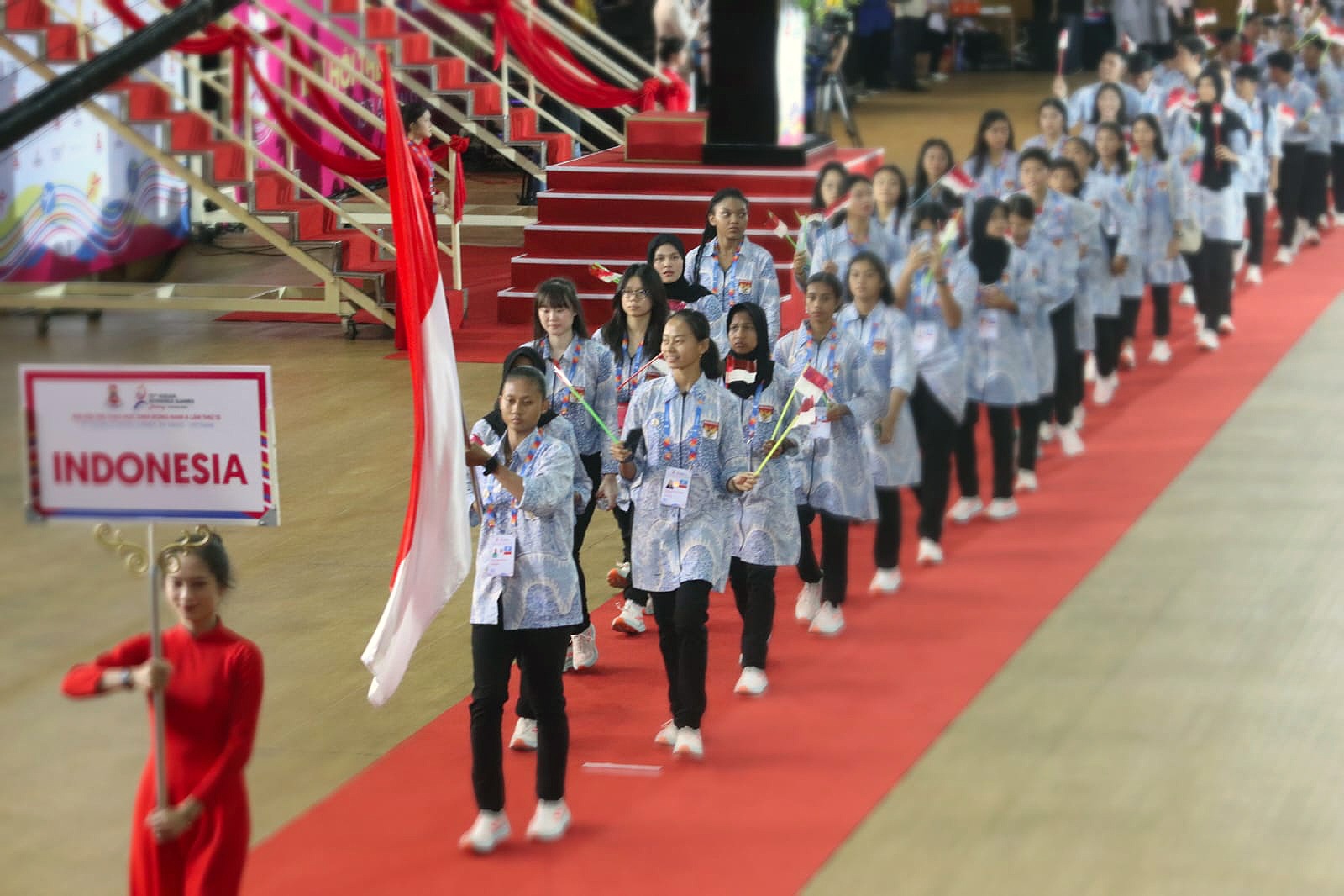 Batik sebagai salah wastra warisan budaya khas Indonesia turut mewarnai 13th ASEAN Schools Games (ASG) 2024 di Da Nang, Vietnam. Dalam defile Opening Ceremony di Stadion Tien Son Sport Center, Sabtu (1/6) malam, kontingen Indonesia mengenakan kemeja batik