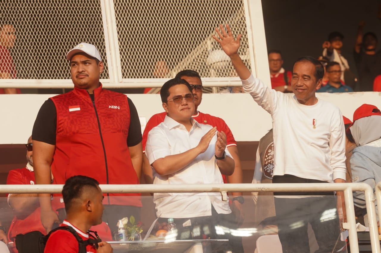 Menteri Pemuda dan Olahraga Republik Indonesia (Menpora RI) Dito Ariotedjo mendampingi Presiden Joko Widodo (Jokowi) menyaksikan pertandingan Timnas Indonesia kontra Irak dalam lanjutan kualfikasi Piala Dunia 2026 di Stadion Utama Gelora Bung Karno, Jakar