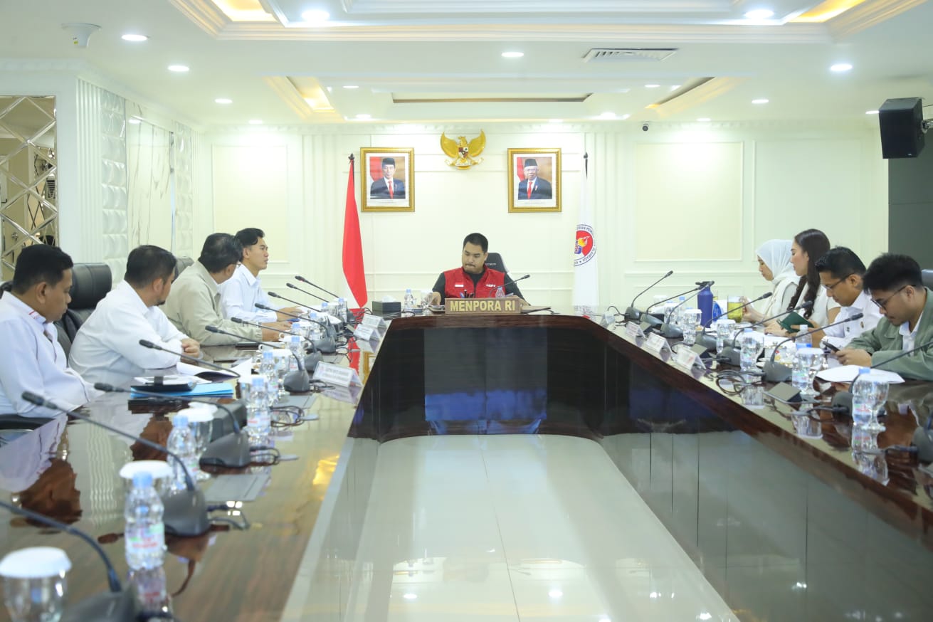 Menteri Pemuda dan Olahraga Republik Indonesia (Menpora RI) Dito Ariotedjo, menerima paparan Program Kerja dari Deputi Bidang Pemberdayaan Pemuda Asrorun Ni'am Sholeh beserta jajarannya di Ruang Rapat Lantai 10 Kantor Kemenpora, Senayan, Jakarta, Senin (1