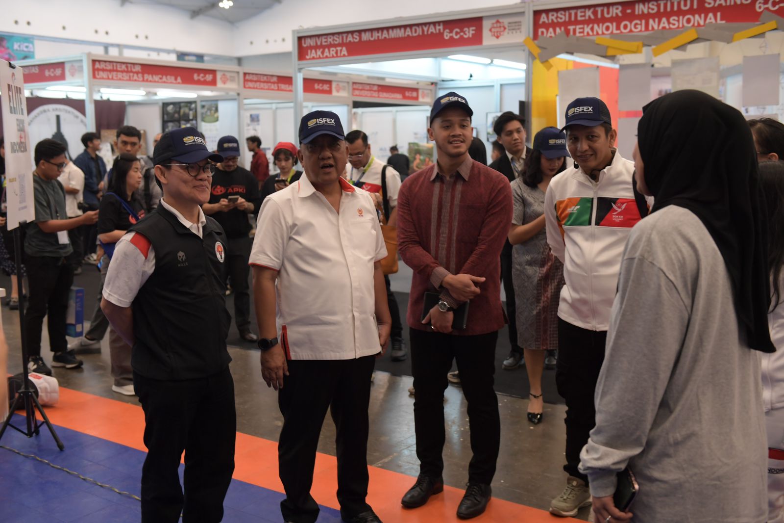 Mewakili Menteri Pemuda dan Olahraga Republik Indonesia (Menpora RI) Dito Ariotedjo, Staf Ahli Bidang Inovasi Kepemudaan dan Keolahragaan Kemenpora, Yohan, secara resmi membuka Pameran Indonesia Sport Facility Expo (ISFEX) 2024, Rabu (12 /6) di Hall 7 JCC