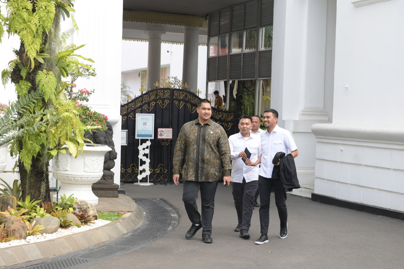 Menteri Pemuda dan Olahraga Republik Indonesia (Menpora RI) Dito Ariotedjo hari Senin (24/6) siang menghadiri Sidang Kabinet Paripurna di Istana Negara, Jakarta. Rapat kabinet sendiri untuk membahas kondisi perekonomian terkini.(foto:gilang/kemenpora.go.i