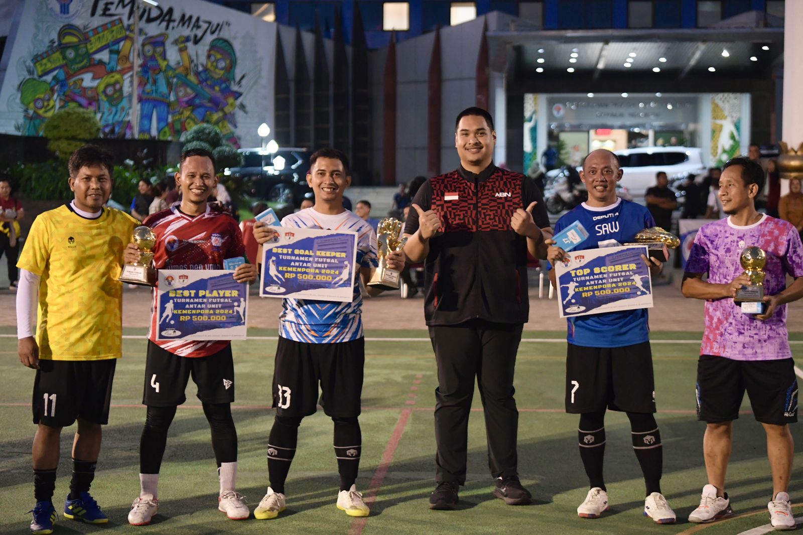 Menteri Pemuda dan Olahraga Republik Indonesia (Menpora RI) Dito Ariotedjo menutup turnamen futsal antar-unit Kemenpora 2024 di Lapangan Futsal Kemenpora, Jakarta, Rabu (26/6). Menpora Dito berharap kompetisi ini bisa mempererat tali silaturahmi dan kekom