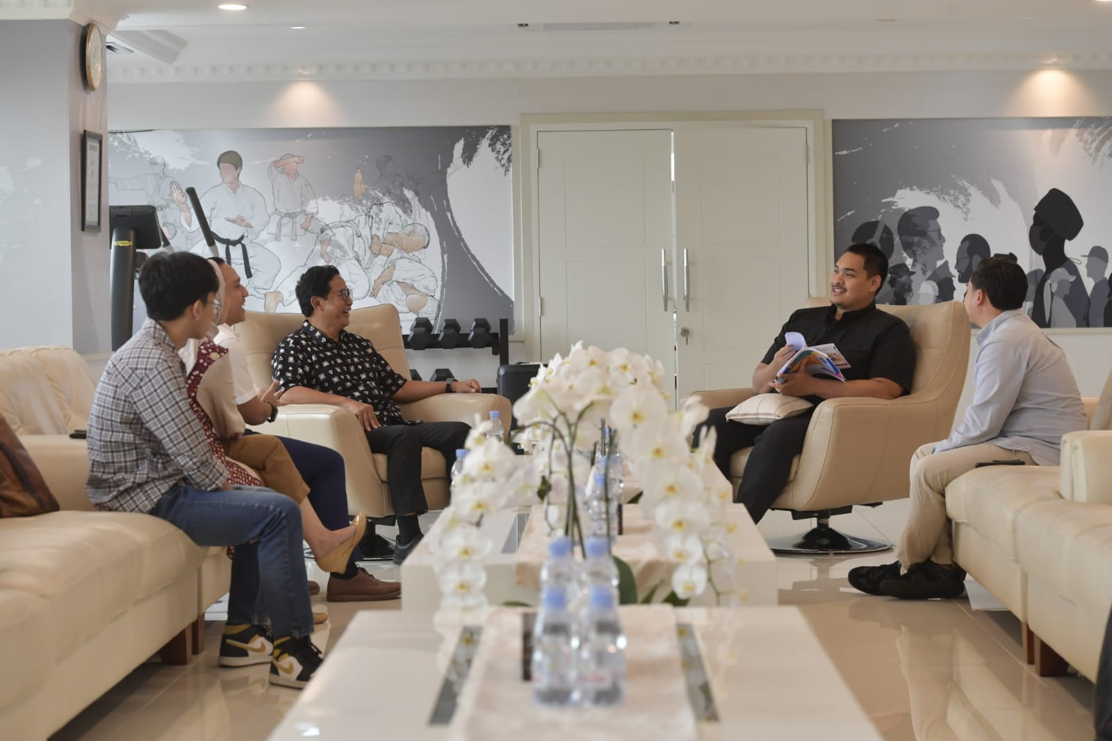Menteri Pemuda dan Olahraga (Menpora) Dito Ariotedjo menerima audiensi pengurus ikatan alumni SMA 6 Jakarta, BP Sixerhood, terkait rencana penyelenggaraan acara Sixfest 2024, di lantai 10 Kemenpora, Kamis (3/7).(foto:bagus/kemenpora.go.id)