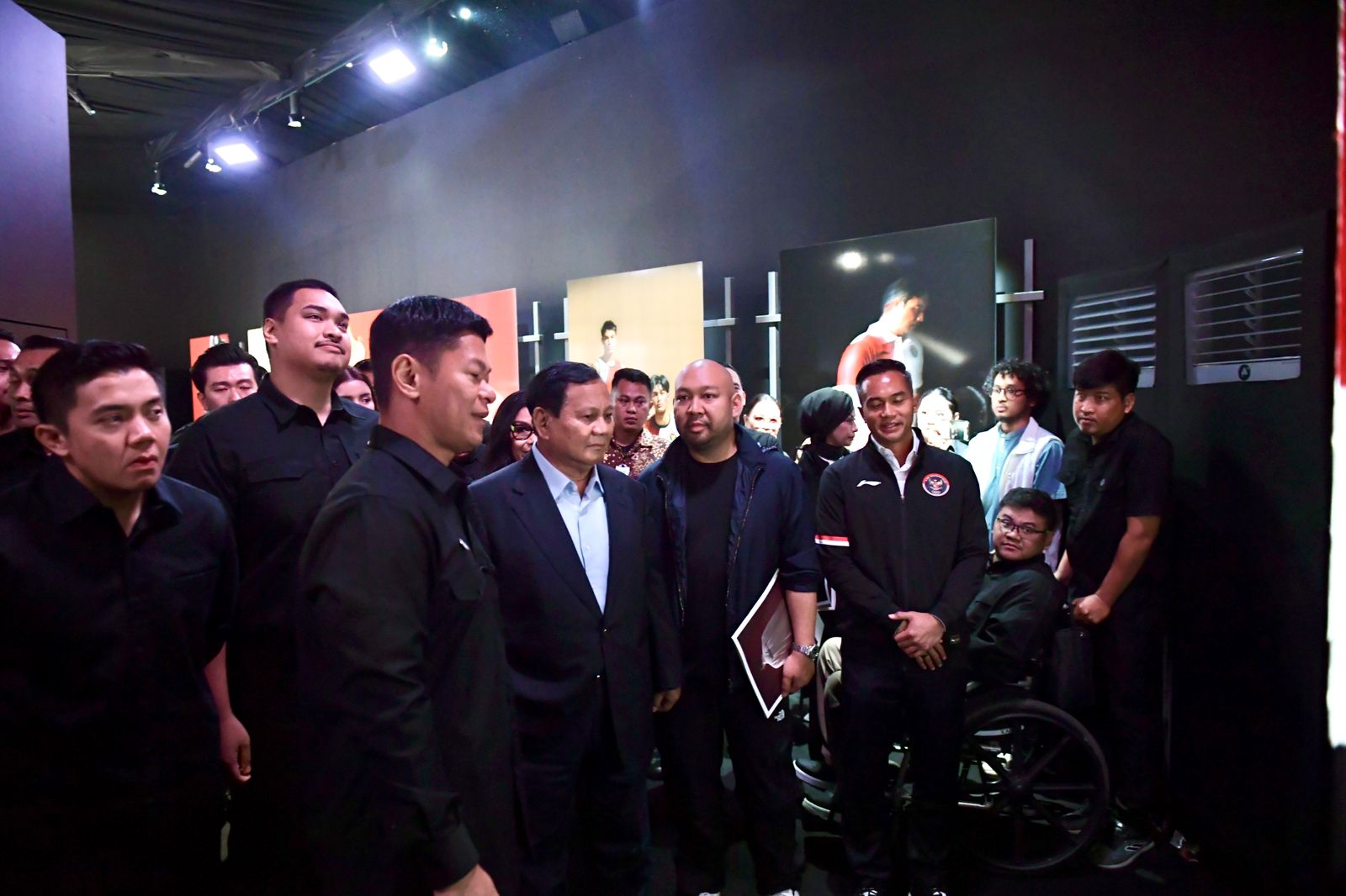 Menteri Pemuda dan Olahraga (Menpora) RI Dito Ariotedjo mendampingi Presiden Terpilih Prabowo Subianto di hari kedua Reveal Jersey Merah Putih Tim Olimpiade 2024 Paris, Jumat (5/7). Bertempat di Nusantara Garden The Dharmawangsa Jakarta, Menpora bersama P