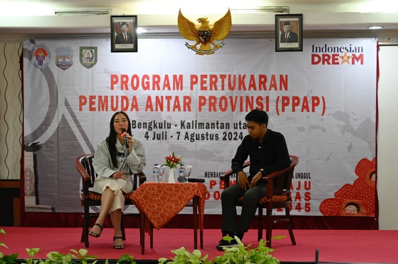 Staf Khusus Menpora Bidang Komunikasi dan Hubungan Internasional, Alia Noorayu Laksono memberikan motivasi kepada peserta Pertukaran Pemuda Antar-Provinsi (PPAP) Kemenpora di Swiss-Belhotel Tarakan, Kalimantan Utara (Kaltara), Sabtu (6/7).(foto:istimewa)