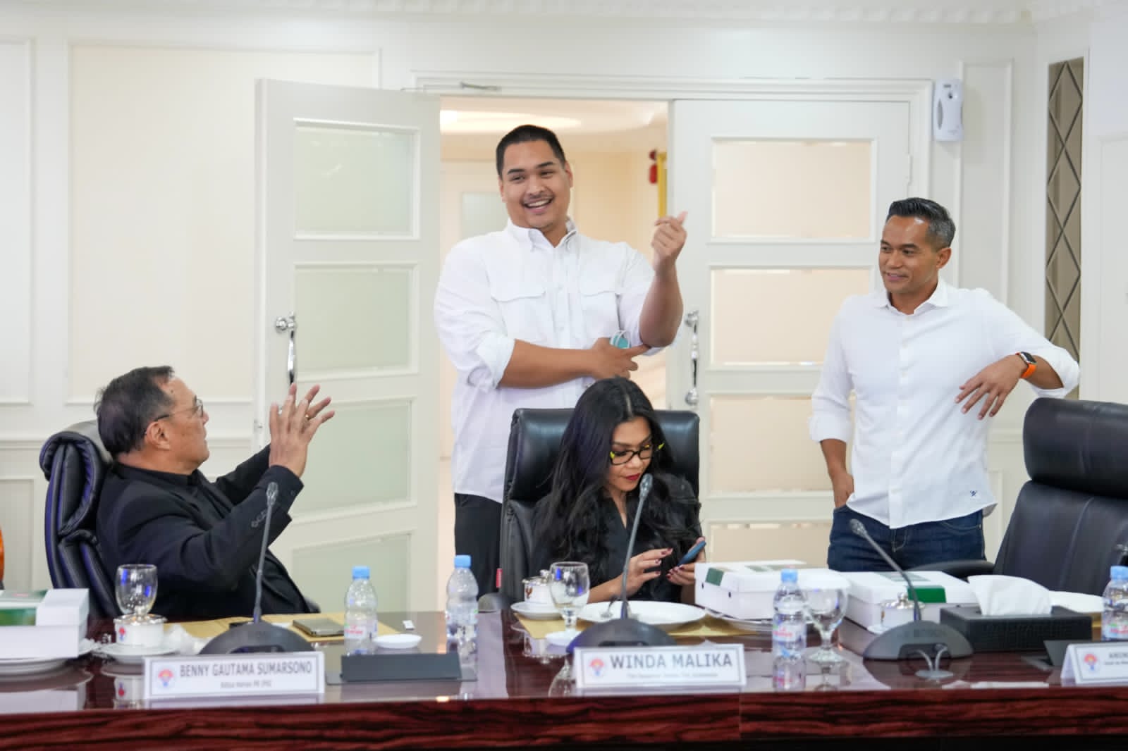 Menteri Pemuda dan Olahraga Republik Indonesia (Menpora RI) Dito Ariotedjo memimpin rapat koordinasi terkait rencana pelaksanaan demonstrasi pencak silat saat perhelatan Olimpiade 2024 Paris berlangsung. Indonesia ingin memanfaatkan ajang internasional em