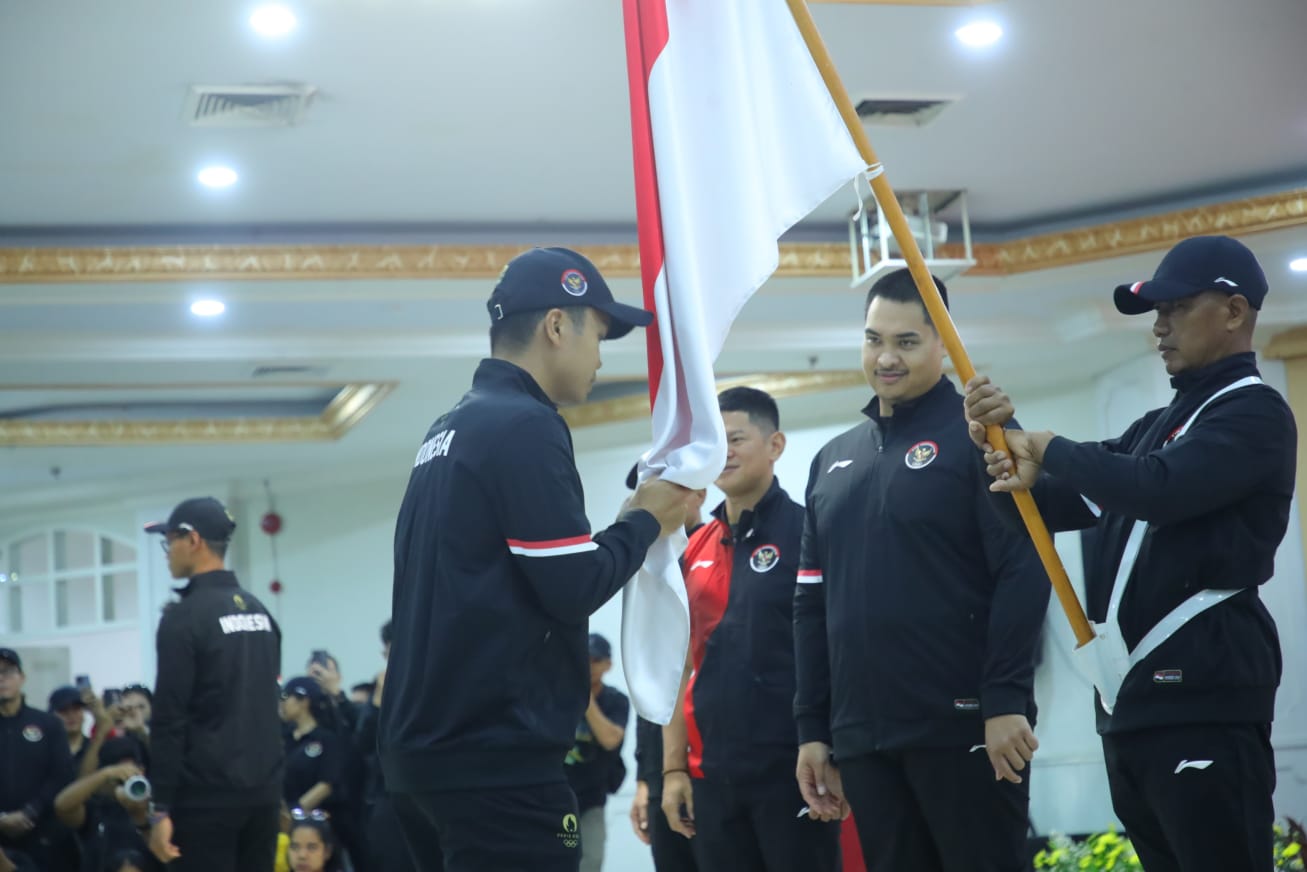 Menteri Pemuda dan Olahraga (Menpora) RI Dito Ariotedjo mengukuhkan Kontingen Indonesia untuk Olimpiade 2024 Paris, Rabu (10/7) siang di Auditorium Wisma Kemenpora, Jalan Gerbang Pemuda Nomor 3 Senayan. (foto:herry/kemenpora.go.id)